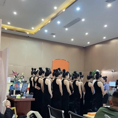 华纳公司会务团队活动现场合影